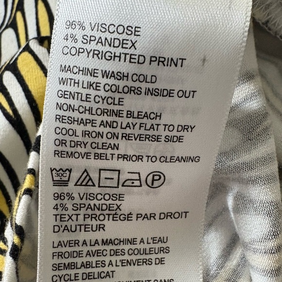 Tommy Bahama Sleeveless, button-front midi dress with a tie belt. Fan print. M - Picture 14 of 14